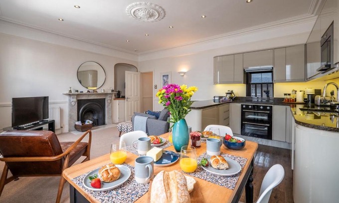 Dartmouth Apartment | 25 Steps - Stylish 2-bed Gem in Dartmouth
