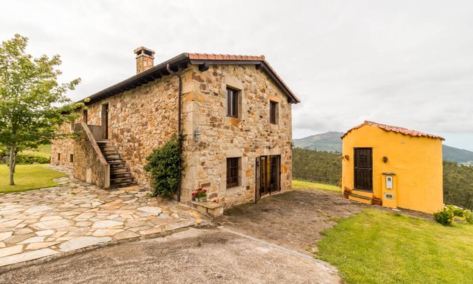 Lierganes Apartment | 250 m² Apartment ∙ 4 bedrooms ∙ 10 guests