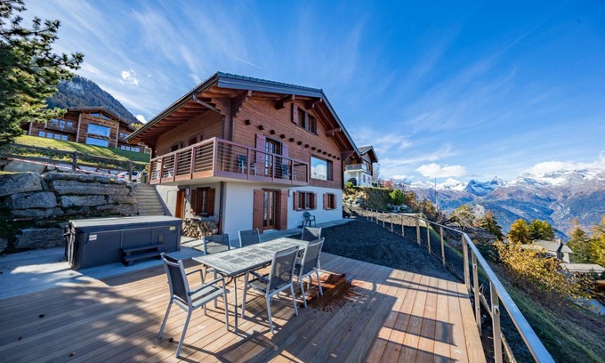 Saint-Pierre-de-Clages Ski Chalet | 250 m² Chalet ∙ 5 bedrooms ∙ 12 guests