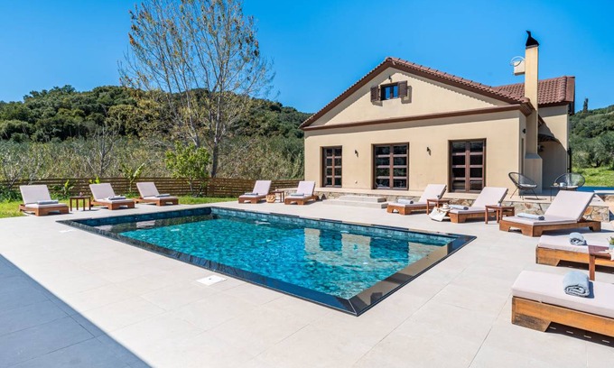 Lefkimmi House | 250 m² Finca ∙ 5 bedrooms ∙ 10 guests