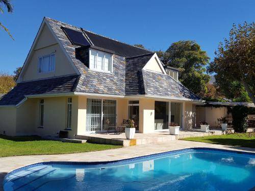 Lakeside Villa | 250 m² Villa ∙ 3 bedrooms ∙ 7 guests