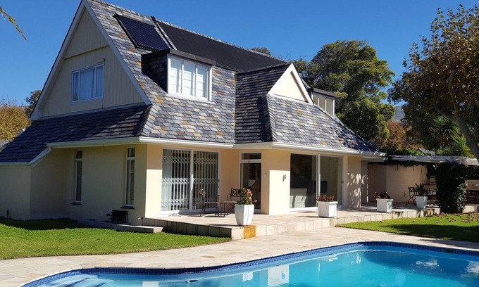 Lakeside Villa | 250 m² Villa ∙ 3 bedrooms ∙ 6 guests