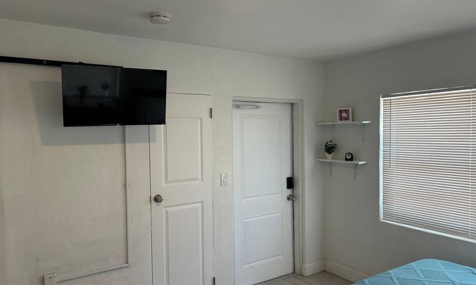 Tropic Apartment | 2526 Modern Studio in Historic Area