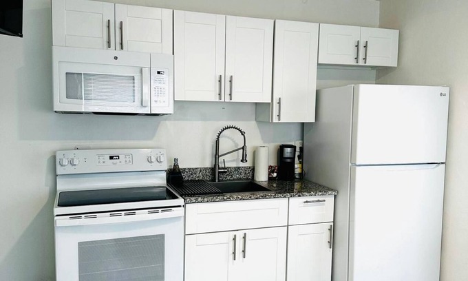 Tropic Apartment | 2528 Renovated Studio Near The Beach