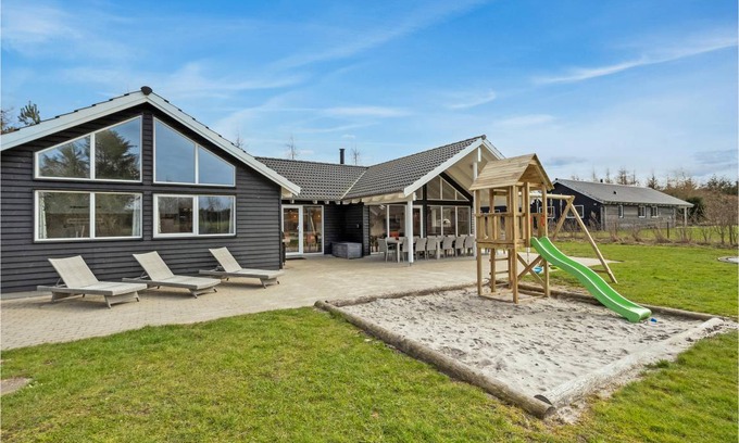 Fjellerup House | 260 m² House ∙ 7 bedrooms ∙ 18 guests