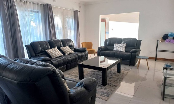 Gweru House | 260 m² House ∙ 4 bedrooms ∙ 8 guests