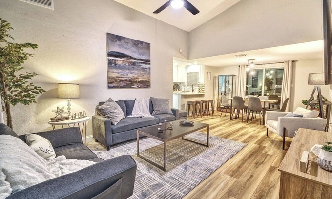 Springtree House | 2648 NW 42nd Pl · Modern & Amazing Retreat w/Games
