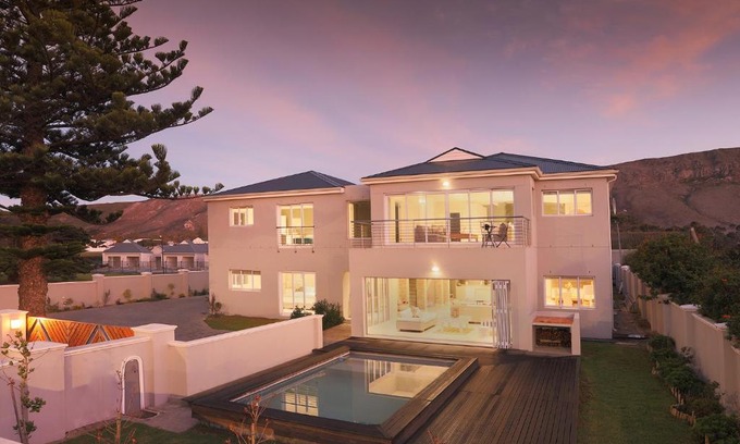 Eastcliff Villa | 269 on Main Holiday Home