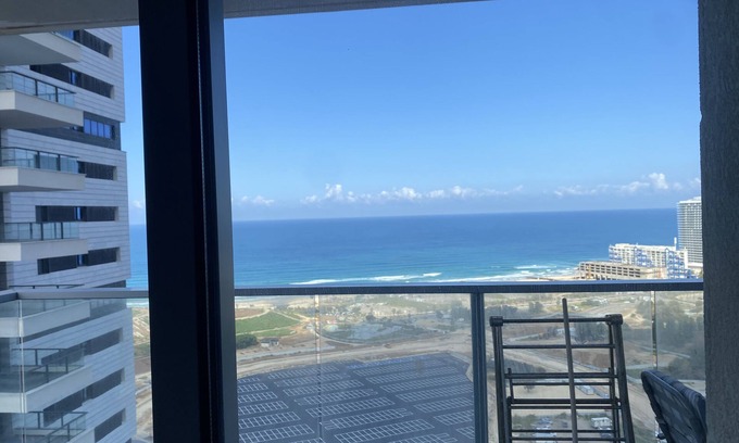 Bat Yam Apartment | 26th floor 4-bedroom apt in the center with AC, fitness room, 24/7 security