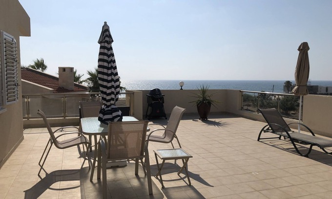 Paphos Apartment | 27/8 - 3/9 AVAIL! FAB. 2 BEDROOM PENTHOUSE APARTMENT, VIEWS, WIFI,nBEACH,CAFES