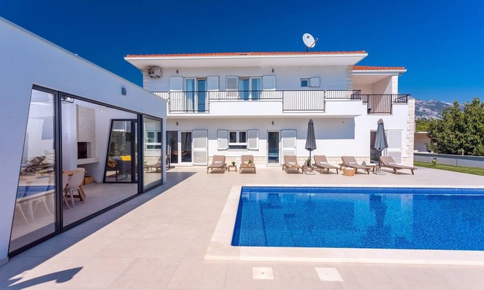 Omis Villa | 270 m² Villa ∙ 5 bedrooms ∙ 10 guests