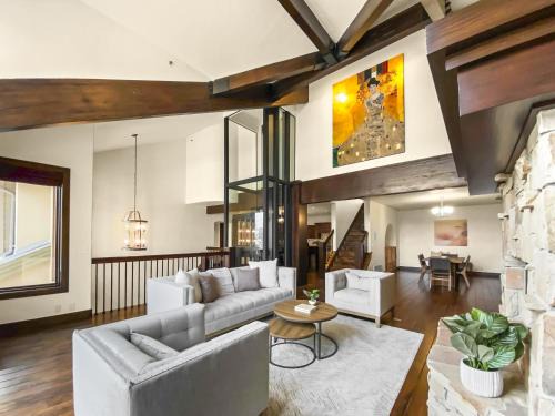Park Meadows House | 2744 The Cove! Modern Luxury Townhome with Hot Tub, Pool, and Shuttle to the Slopes! home