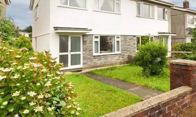Parkmill Cottage | 28 PENNARD DRIVE, family friendly, with a garden in Southgate