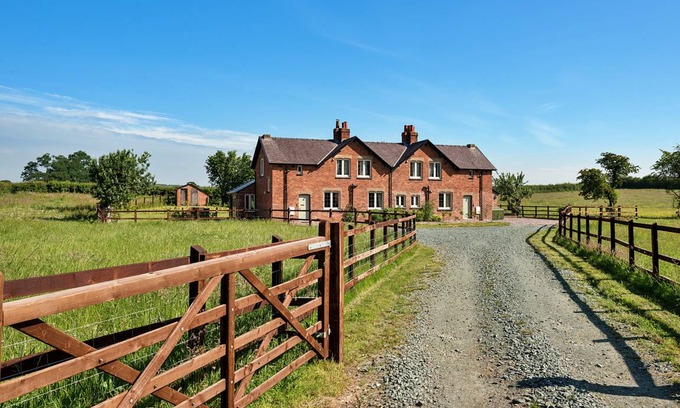 Halfway House Cottage | 280 m² Cabin ∙ 7 bedrooms ∙ 16 guests