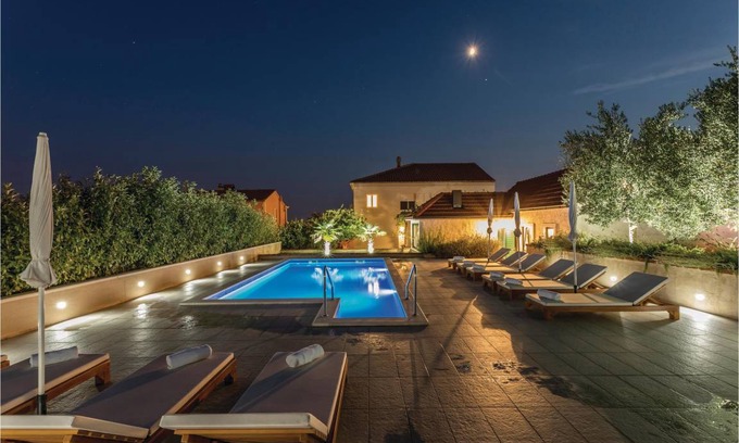 Kamen House | 280 m² House ∙ 5 bedrooms ∙ 14 guests