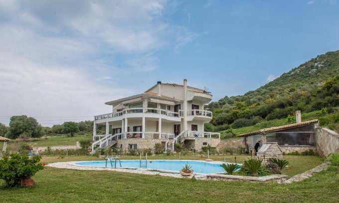 Monastiraki Villa | 280 m² Villa ∙ 5 bedrooms ∙ 10 guests