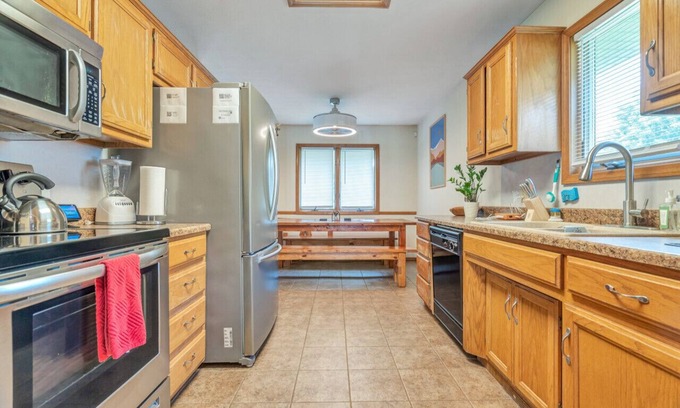 Springfield House | 2805 N Summit Ave · Relax at the Summit - 3bd, 2b