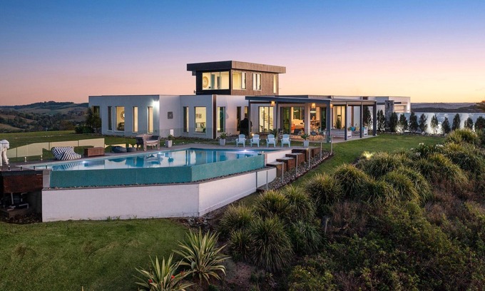 McLeods Shoot House | 29 Browns Crescent - amazing property with spectacular views