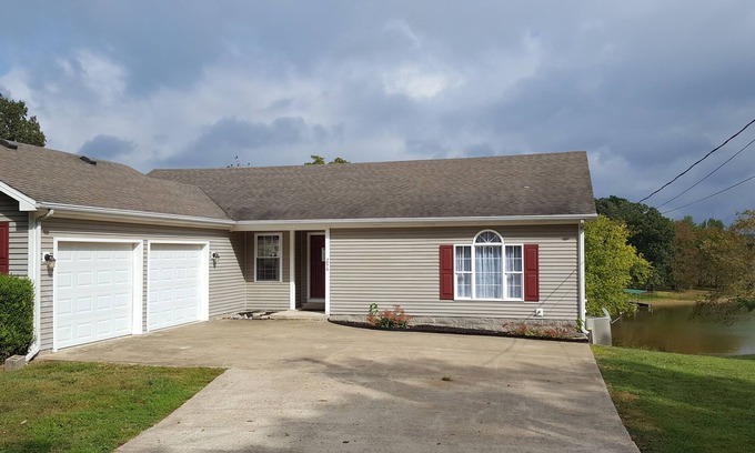 Cadiz House | (296) Bayside Bungalow, large dock, easy highway access, close to LBL
