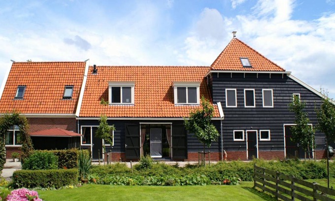 Monnickendam House | 296 m² House ∙ 6 bedrooms ∙ 26 guests