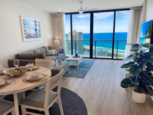 Broadbeach Apartment | 29th floor Oracle Tower 2 stunning ocean and city views