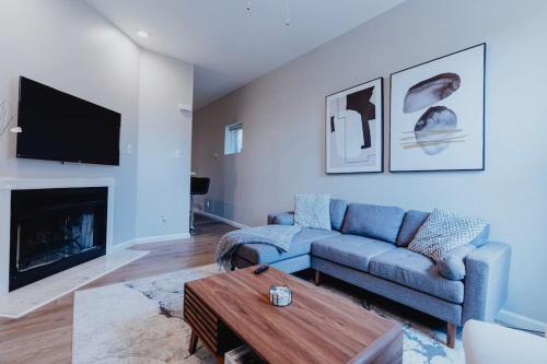 Soulard Apartment | 2B-1B Work & Play De WFH Setup Near City Fun