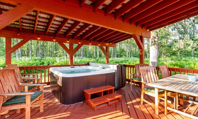 Valdez Cottage | 2B/2B Guest Cottage with outdoor hot tub. 2 miles from city center.