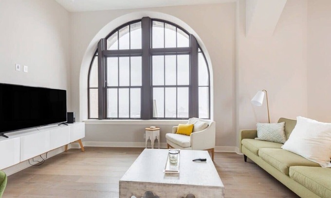 Downtown Baltimore Apartment | 2B/2BA Modern Downtown Suite, Rooftop Deck & Gym