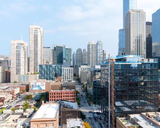 Downtown Chicago Apartment | 2B 2BA Sophisticated Luxury Apartment with Balcony, Wi-FI, Paid Parking on Premises