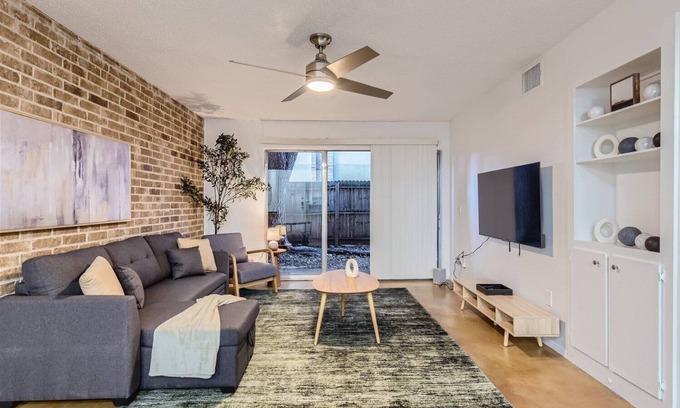 Bouldin Apartment | 2B Getaway | Sleeps 6 | Pool, Pkg | Walk Dtwn