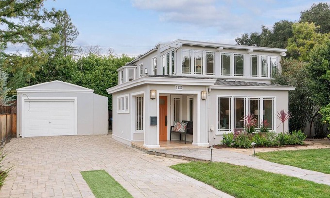 University South House | 2B in DT near Stanford, Big Living room & Kitchen