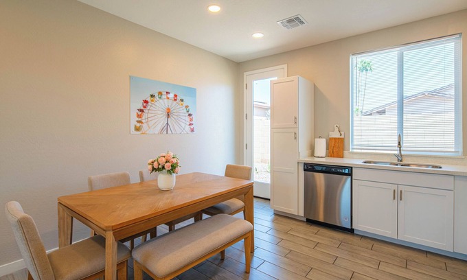 Glendale Apartment | 2B2B Free Parking & Premium Beds