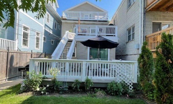 West Lakeview Apartment | 2BD/1 BA with summer patio in quiet Roscoe Village