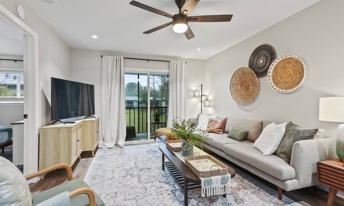 Windsor Forest Condo | 2bd/2ba Condo * Renovated * Dogs Welcome * Condo in Savannah*30+ day stay *Pool