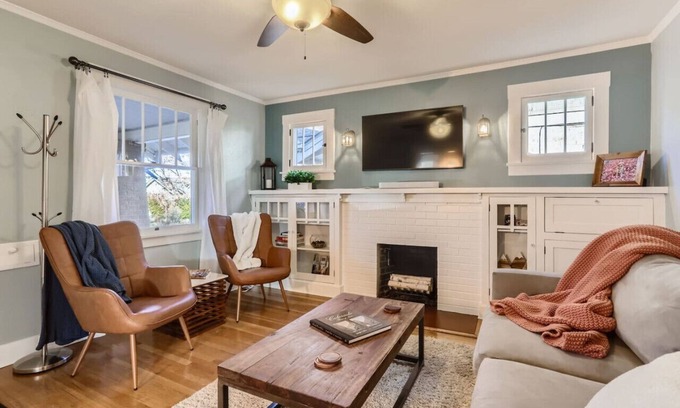 West Highland House | 2bd 2ba Highlands Bungalow I Fire pit I Backyard