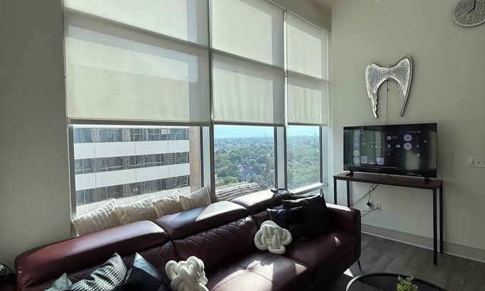 Texas Medical Center Condo | 2BD/2BA Rolls-Royce Inspired City Highrise w/Rooftop Pool