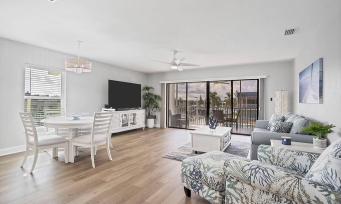 Punta Gorda Condo | 🥇 2bd condo with Canal access to Charlotte Harbor (CH1121)