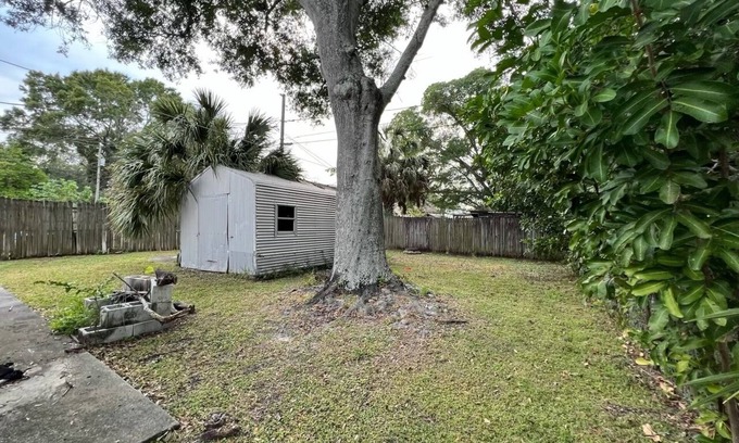 Pinellas Park Apartment | 2BD Duplex Unit near St. Pete! Fast WiFi Monthly Savings & Pet Friendly!