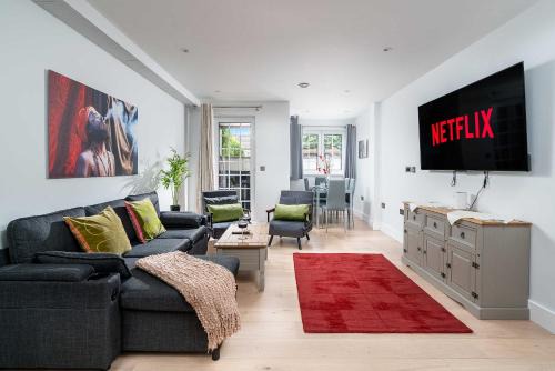 West Hendon Apartment | 2Bed 2Bath - Hendon 3-5 min to Train - 65 Inch TV