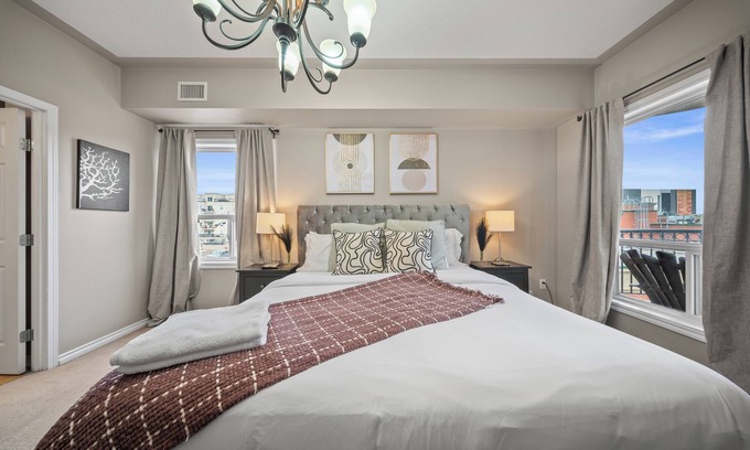 Downtown Edmonton Apartment | 2Bed Vintage Ice District | AC | Sleeps 5 | 4mins Roger’s place