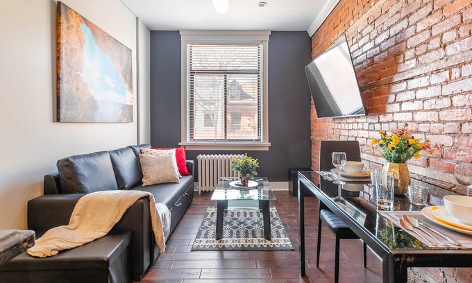 Central Hamilton Apartment | 2Bedroom Apt Near Downtown - King Bed & Netflix!