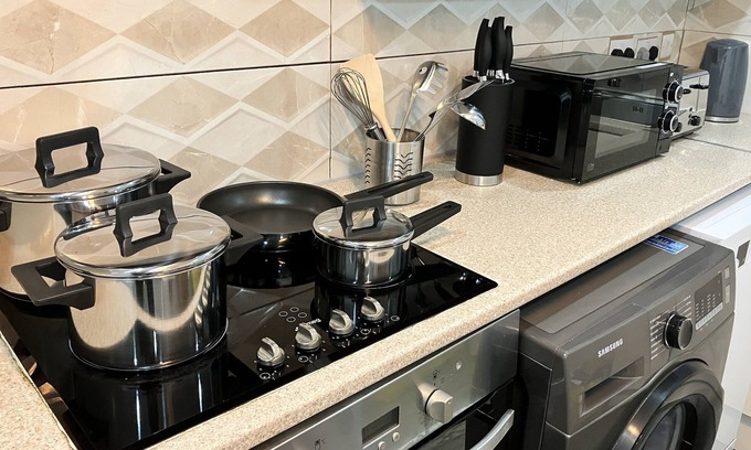 Rowley Regis Apartment | 2Bedrooms, 4Beds Cosy Family Home, Free Wi-Fi, Street Parking