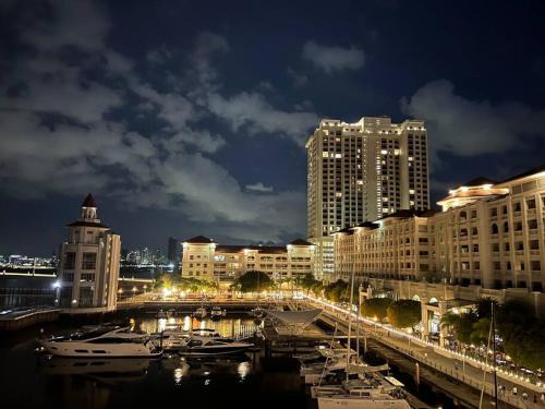 Seri Tanjung Pinang Apartment | 2Beds Seaview Straits Quay comes with Carpark and Hothub