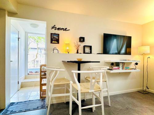 Knight House | 2BR 1BA Garden View Guest Suite - King-size Bed - Free Parking