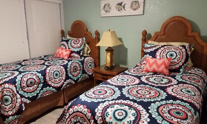 Gulf Gate Estates Apartment | 2BR/1BA Sienna Park Apartment