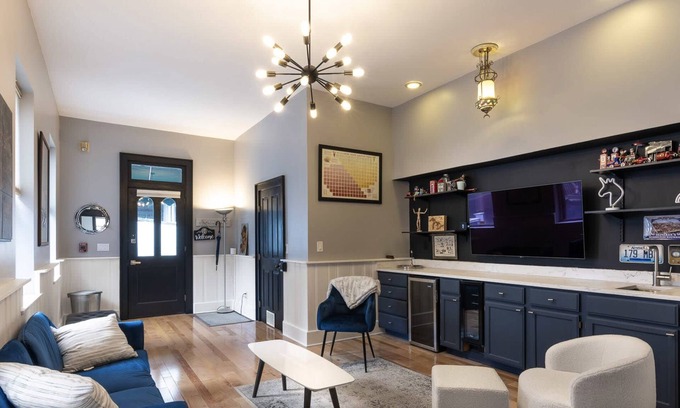 Covington Apartment | 2BR 2.5BA Retreat – Wet Bar, Deck, Private Parking