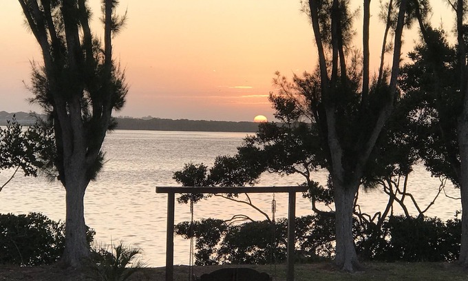 Bradenton Beach House | 2BR/2BA Bayfront Retreat! Watch Sunrise Over Water with Bay Views & Free WIFI