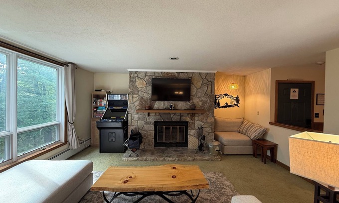 West Dover Condo | ⛷️2BR/2BA on Mount Snow - Ski On/Ski Off⛷️