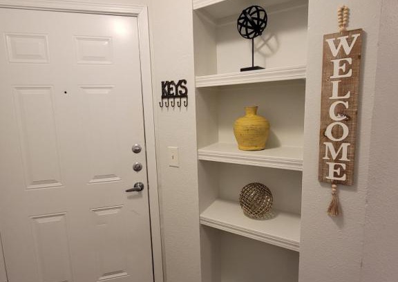 West Arlington Apartment | 2BR 2BA w attached garage minutes FROM OUTLET SHOPPING SIXFLAGS HURRICANE HARBOR TEXAS LIVE AT&T stadium!