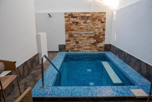 Ferrocarrilera Apartment | 2BR-3BA Condo Block from Beach w Rooftop Jacuzzi